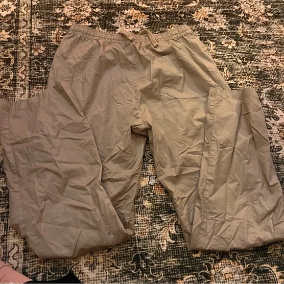 FRAME Poplin Trouser In Light Grey - Picture 9 of 9